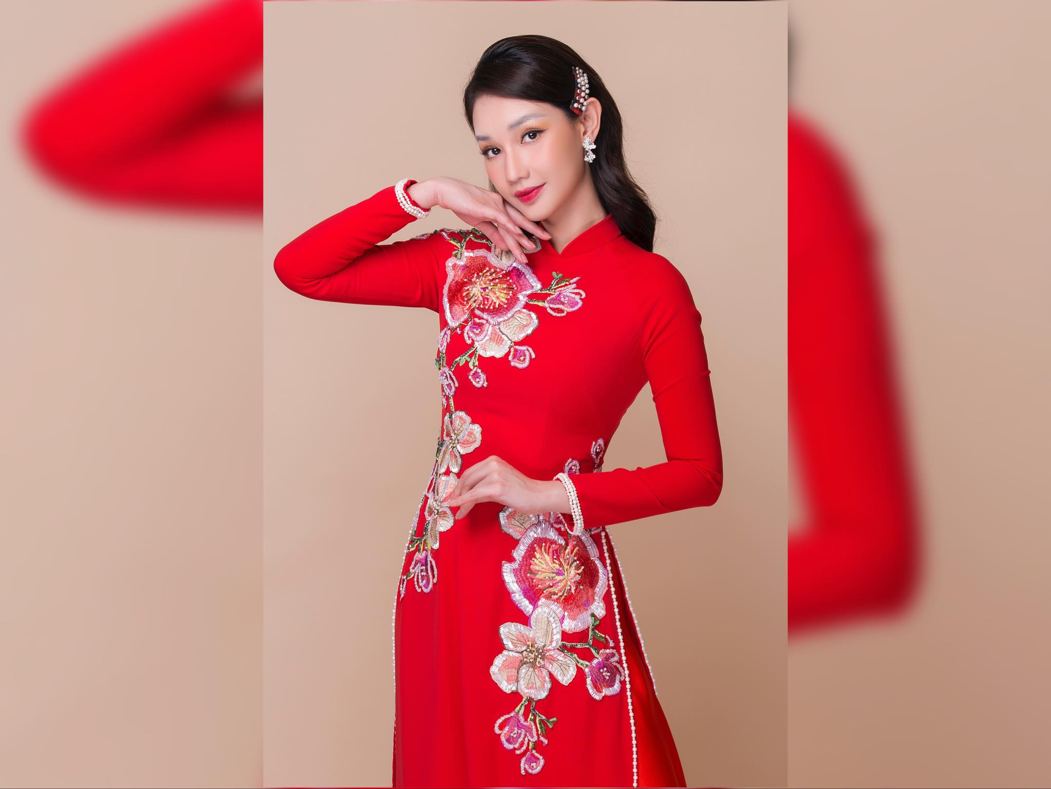 Diễn viên Quỳnh Chi diện áo dài cưới cách tân xuyên thấu, đính hạt, in hoa văn 3D...