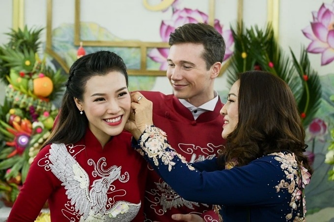 Áo cưới của cô dâu chú rể mang họa tiết long phụng sum vầy được đính kết thủ công đến từ NTK Đặng Trọng Minh Châu. 