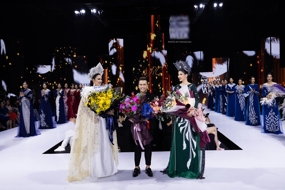 Hai cựu người mẫu trở lại sàn diễn trong thiết kế áo dài lộng lẫy của NTK Minh Châu.